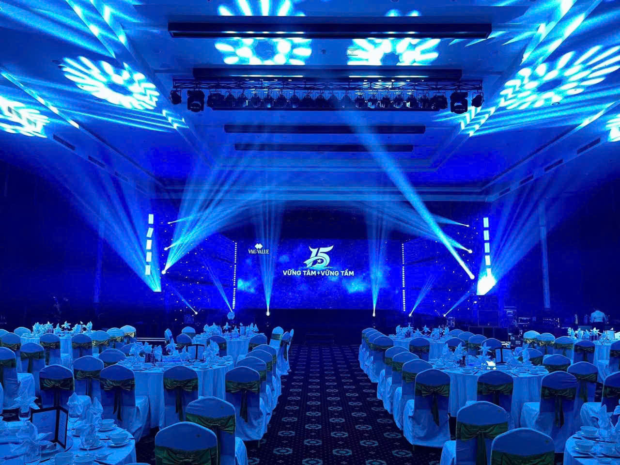 đèn sân khấu hội trường và màn hình led p2.5